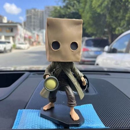 Little Nightmares: Six & Vartija, Little Nightmares II: Mono Toimintahahmot. Mono