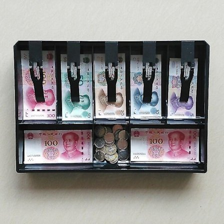 Pengeskrin med skuffebrett og rom