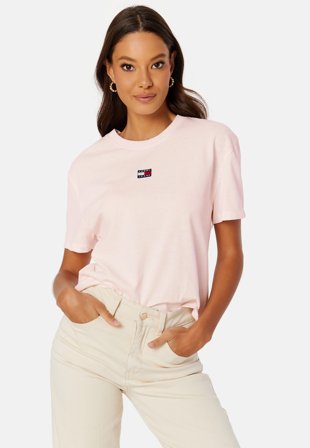 TOMMY JEANS Badge Tee TJ9 FAINT PINK Klær