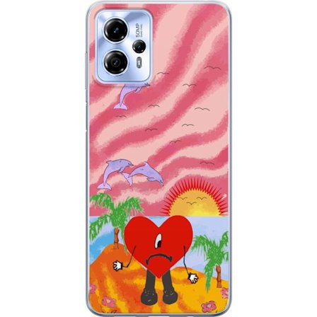 Kompatibel Mobilcover til Motorola Moto G13 Bad Bunny i en farverig quiltet jakke med hjertemønster og solbriller i moderne gade stil