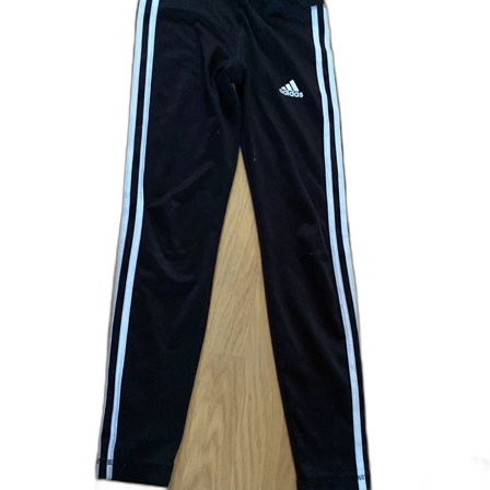 Svarta adidas byxor i