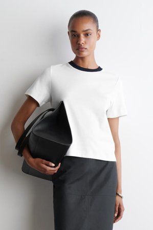 COS Frauen Schlichtes T-Shirt Mit Normaler Passform in Weiß