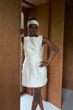 NA-KD - Ermeløs minikjole med frynser - Nyttårskjoler - Beige - EU 36