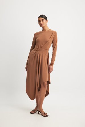 NA-KD Draped Midi Dress - Draperede kjoler - Brun - XS
