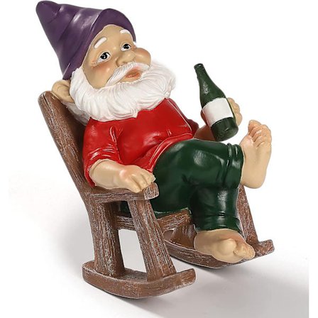 Nisse som sitter på gyngestol Morsom hagenisse-statue for plenpynt uteplass hage