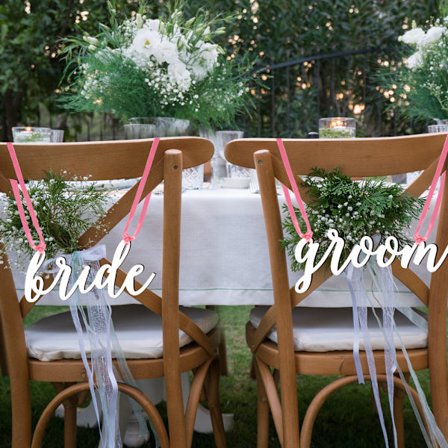 #(Valkoinen) Koristeellinen tuolin kyltti morsiamelle ja sulhaselle häihin#