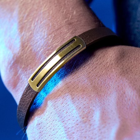 Nomen | Bracciale con piastrina a righe color oro in pelle marrone per uomini - Bracciali in pelle