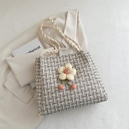 Mode Vævet Ylväska Kvinnors Stor Kapacitet 2024 Ny Sommer Axel Taske Blomster Dekoration Pendler Tote White