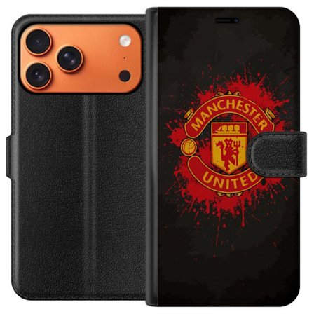 Kompatibelt Lommeboketui til Apple Apple iPhone 17 Pro Max Manchester United logo i rød og gul farge med røff sportslig bakgrunn