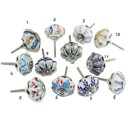 Set med 12 färgade skåpshandtag i keramik