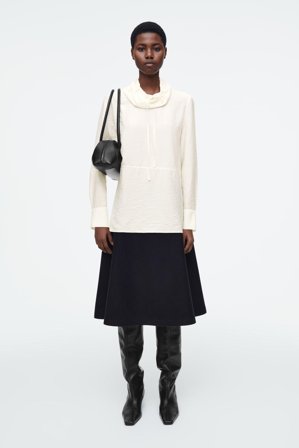 COS Bluzka Z Wysokim Kołnierzem Ze Sznurkiem in Biały