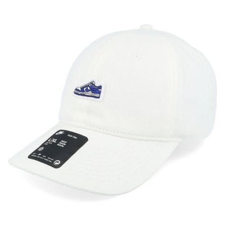 Nike - Vit unconstructed Keps - Club Dunk Patch White Dad Cap @ Hatstore