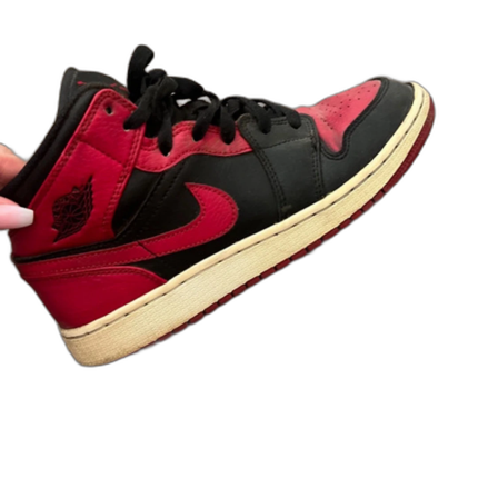 Nike Air Jordans i svart och rött