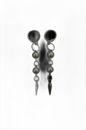 Silvriga örhängen med pärlor och spikes