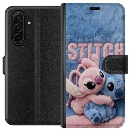 Kompatibelt Plånboksfodral till Samsung Samsung Galaxy A17 5G Söta fluffiga Stitch och Angel kramas på ett mjukt pälsigt underlag med pastellfärg