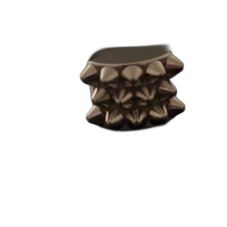 Silvrig ring med nitar