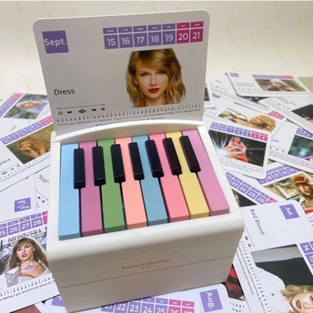 2025 Taylor Swift Beyond Piano -kalenterityöpökalenteri Mini Piano -sävelmerkkikoristeet (Valkoinen)