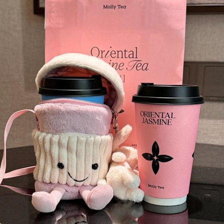 Jellycat plyslegetøj, blødt og behageligt, perfekt til børn, Valentinsdagsgaver, samlerobjekter, kaffe-farvet crossbody taske i pink.