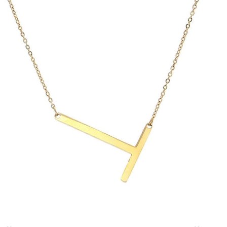 Halsband med stort initialhänge i guldpläterat rostfritt stål