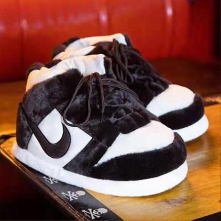 Sneakers-liknande plyschtofflor Kreativa omslutande luddiga varma vintertofflor för vardagligt bruk