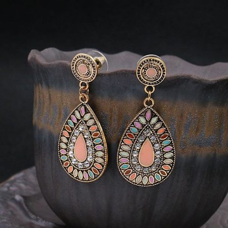 Handgjorda örhängen i etnisk antik stil droppformade