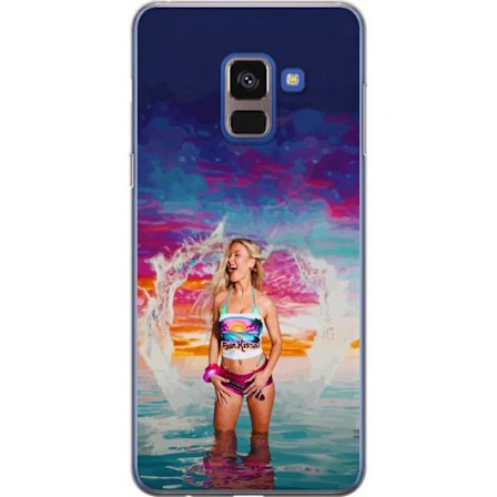 Kompatibelt Mobildeksel til Samsung Galaxy A8 (2018) Blond kvinne i fargerik strandantrekk som leker i havet ved solnedgang