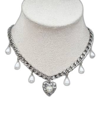 Handgjort halsband med hjärta