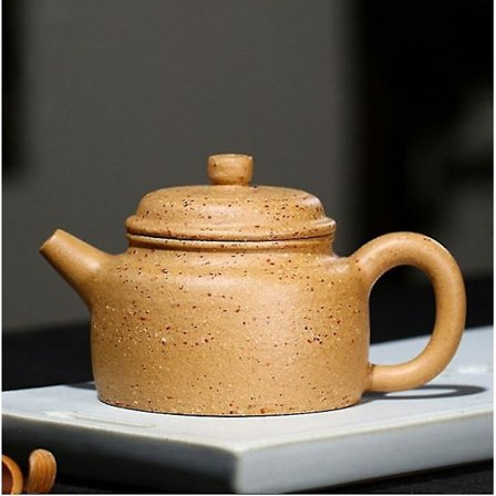 Tekanne i lilla leire med filter, vakker vannkoker, håndlaget