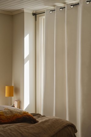 Jotex - Mørkleggingsgardin Med Snørehull 1-lengde Cloud Dancer 11-4201 Tcx - SHADOW - Kjøp Mørkleggingsgardiner hos Jotex