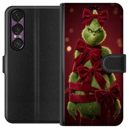 Yhteensopiva Lompakkokotelo Sony Sony Xperia 1 VII Grinchi-hahmo koristeltu punaisilla samettinauhoilla juhlavassa studiossa, leikkisällä ja humoris