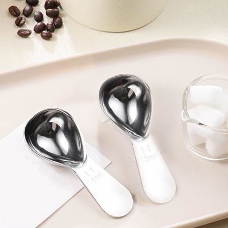 Et sett med 2 kaffemåleskjeer i rustfritt stål (15 ml/15 ml), kort håndtak, dobbeltsidige måleskjeer i metall.