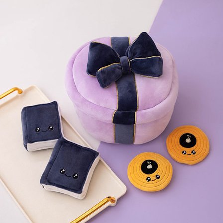 En påse kakor, hjärtformade bön snacks, kuddar, plyschleksaker, en påse fladdermössdockor