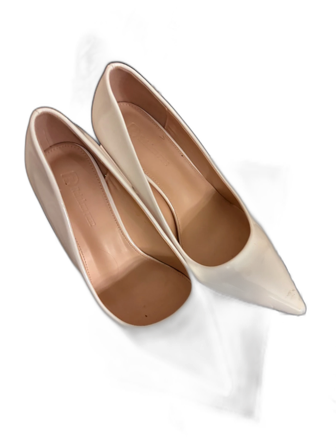 Vita pumps med röd sula och spetsig tå