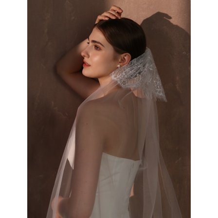 Langt brudeslør med vintage-blonde, hvidt, med slæb, blødt faldende stof, romantisk brudeslør, elegant brudetilbehør