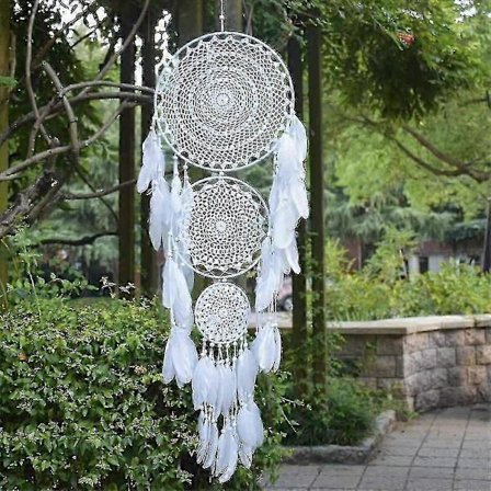 Suuri unisieppari, valkoinen makramee, höyhenet, 35 cm ympyrä, 110 cm pitkä - WK