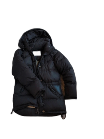 Svart dunjacka med huva