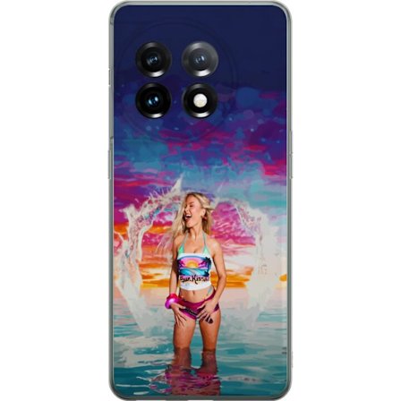 Kompatibelt Mobildeksel til OnePlus 11 Blond kvinne i fargerik strandantrekk som leker i havet ved solnedgang