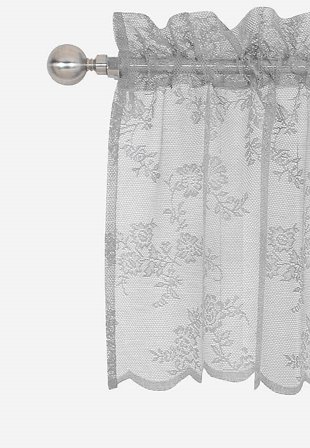 Cellbes of Sweden - Mønstret blondegardin i lysegrå i størrelse