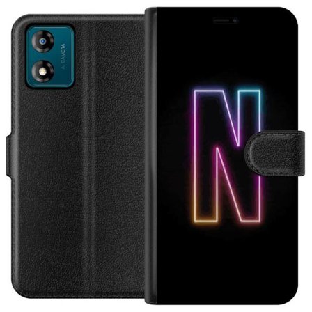 Kompatibel Tegnebogsetui til Motorola Motorola Moto E13 Minimalistisk neonbogstav N i farveskiftende lys mod sort baggrund