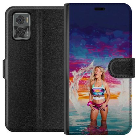 Kompatibelt Lommeboketui til Motorola Moto E22i Blond kvinne i fargerik strandantrekk som leker i havet ved solnedgang