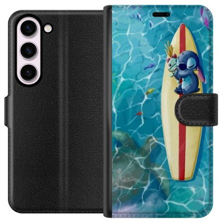 Kompatibel Tegnebogsetui til Samsung Galaxy S23 Afslappende illustration af Stitch der hviler på et surfbræt i klart turkisfarvet vand