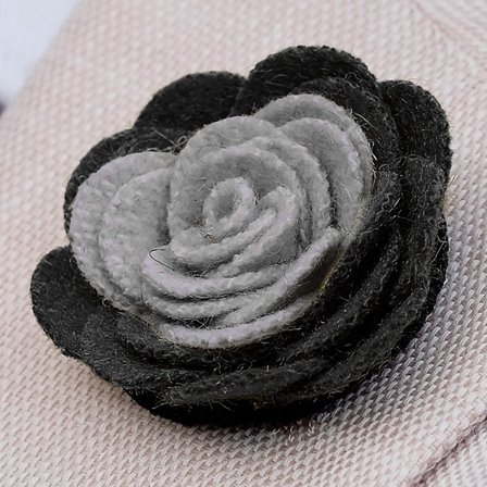 Broche noire et gris clair pour hommes - Broches en forme de fleur