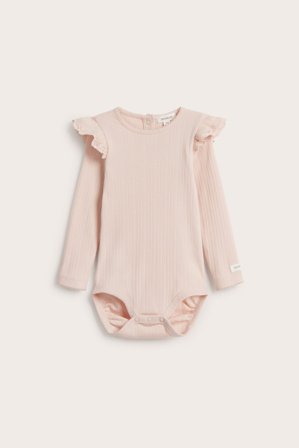Newbie | Ribbestrikket body med volang | Lyserosa