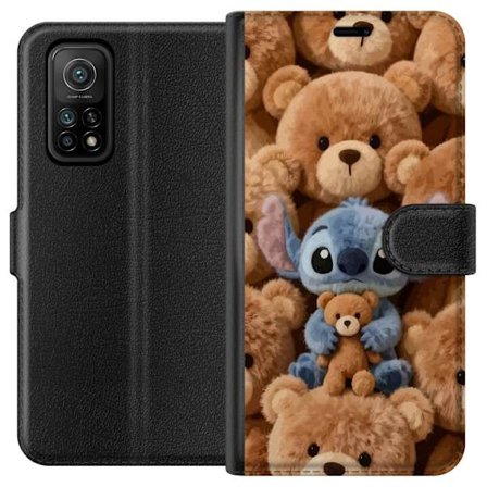 Yhteensopiva Lompakkokotelo Xiaomi Mi 10T Pro 5G Stitch ympäröity ruskeilla teddykarhuilla, joilla on pieni nallekarhu sylissään söpössä ja kodikkaass