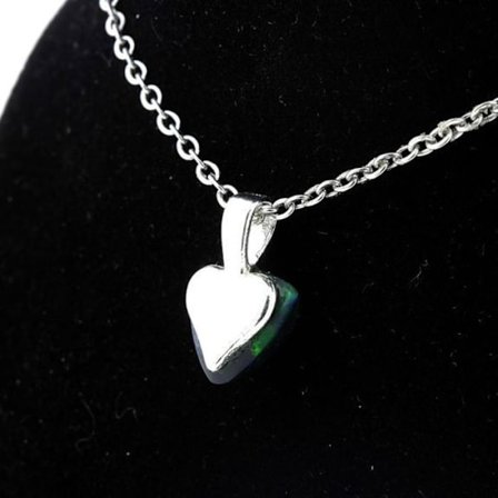 Stenar och mineraler. Svart opal halsband. 5,79 cent. Nåväl, Etiopien.