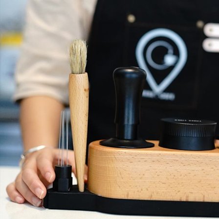 Sett med 2 kaffekvernbørster, espressomaskin rengjøringsbørste naturlig villsvinbørste valnøtthåndtak med snor, kaffeverktøy for barista hjemmekjøkken