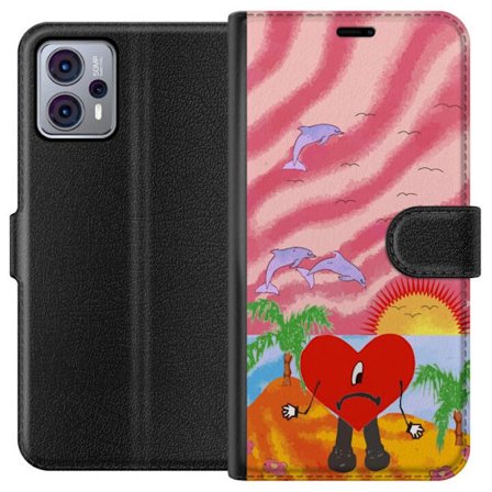 Kompatibelt Lommeboketui til Motorola Moto G23 Bad Bunny i en fargerik quiltet jakke med hjertemønster og solbriller i moderne gatestil