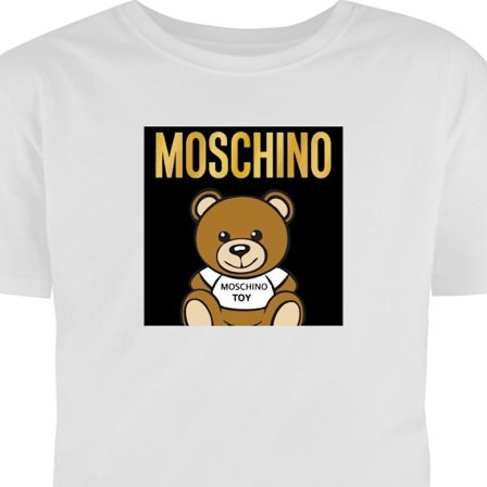 T-Shirt Moschino-inspirert teddybjørn med tekst på skjorten, sentrert mot svart bakgrunn med tydelig mote- og popkulturell følelse