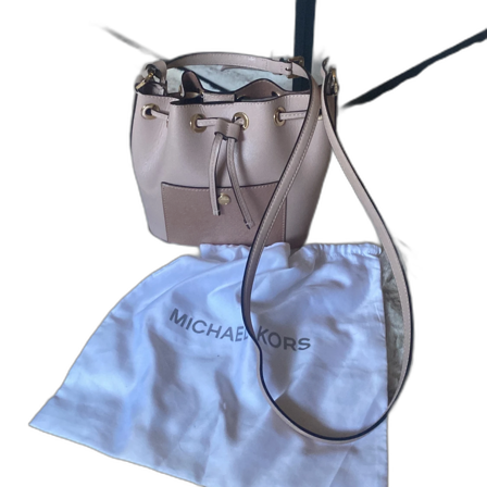 Beige bucket bag från Michael Kors