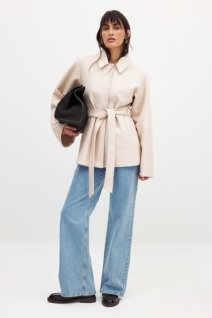 NA-KD - Kort kåpe med sømdetaljer og belte - Vårjakker - Beige - EU 32